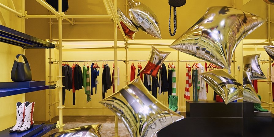Lee más sobre el artículo CALVIN KLEIN, INC. ANUNCIA SU INSTALACIÓN “SILVER CLOUDS”