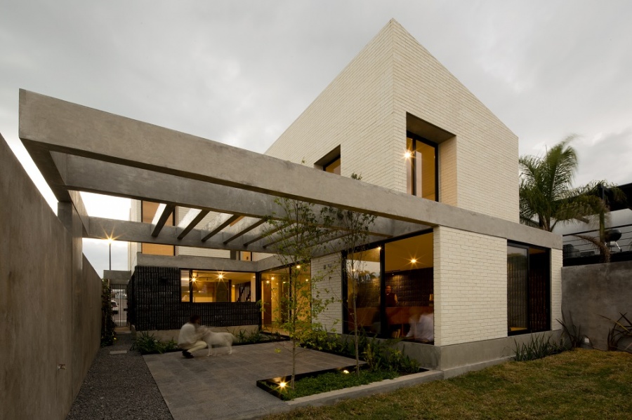 Lee más sobre el artículo Casa Zirahuén, de Intersticial Arquitectura