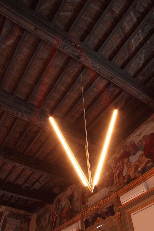Lee más sobre el artículo Lit Lines Por Michael Anastassiades