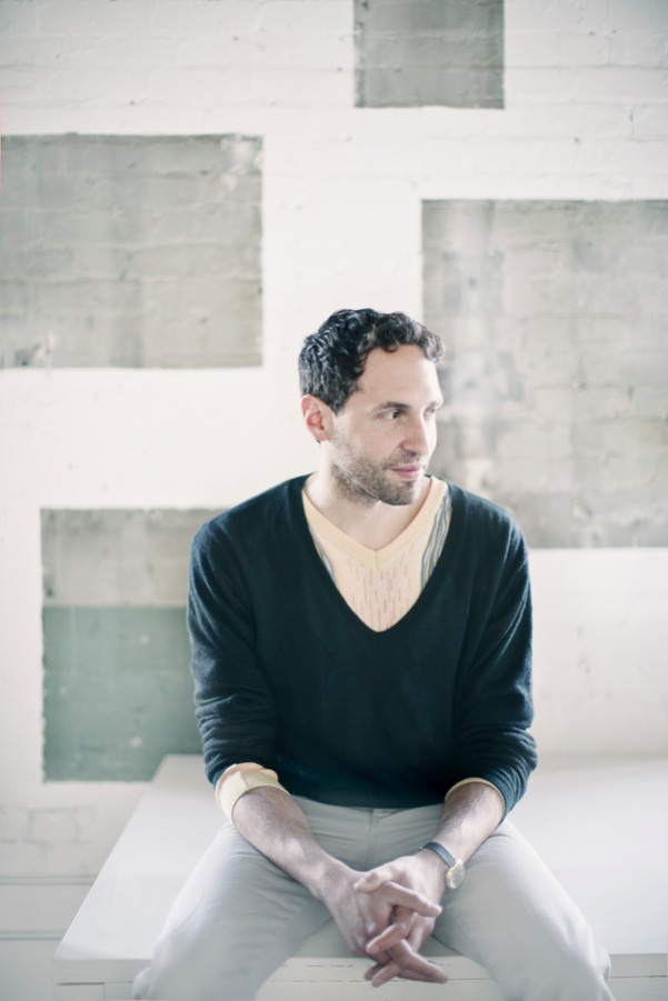 Lee más sobre el artículo Explorar el material y el proceso: Entrevista con Omer Arbel, Director Creativo de Bocci