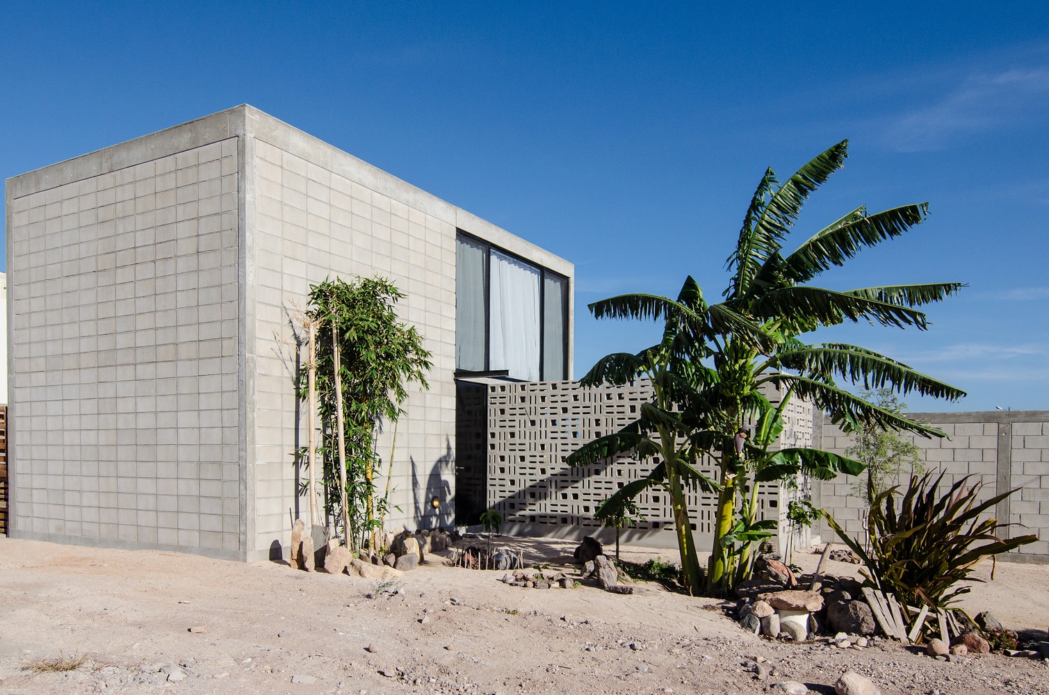 Lee más sobre el artículo La casa del tío | Paola Ruffo Ruffo y Montserrat Perpuli Hallal arquitectas