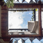 Un patio y circulación perimetral