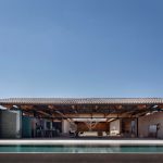 Tierra compactada, arena y rocas: Casa Cabo