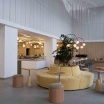 Mármol, roble macizo, ratán y terciopelos: Éclair café por Studio Shoo
