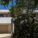 Glocal 61 | Residencial: JD House por Studio Arthur Casas (San Sebastián, Brasil – 2020)
