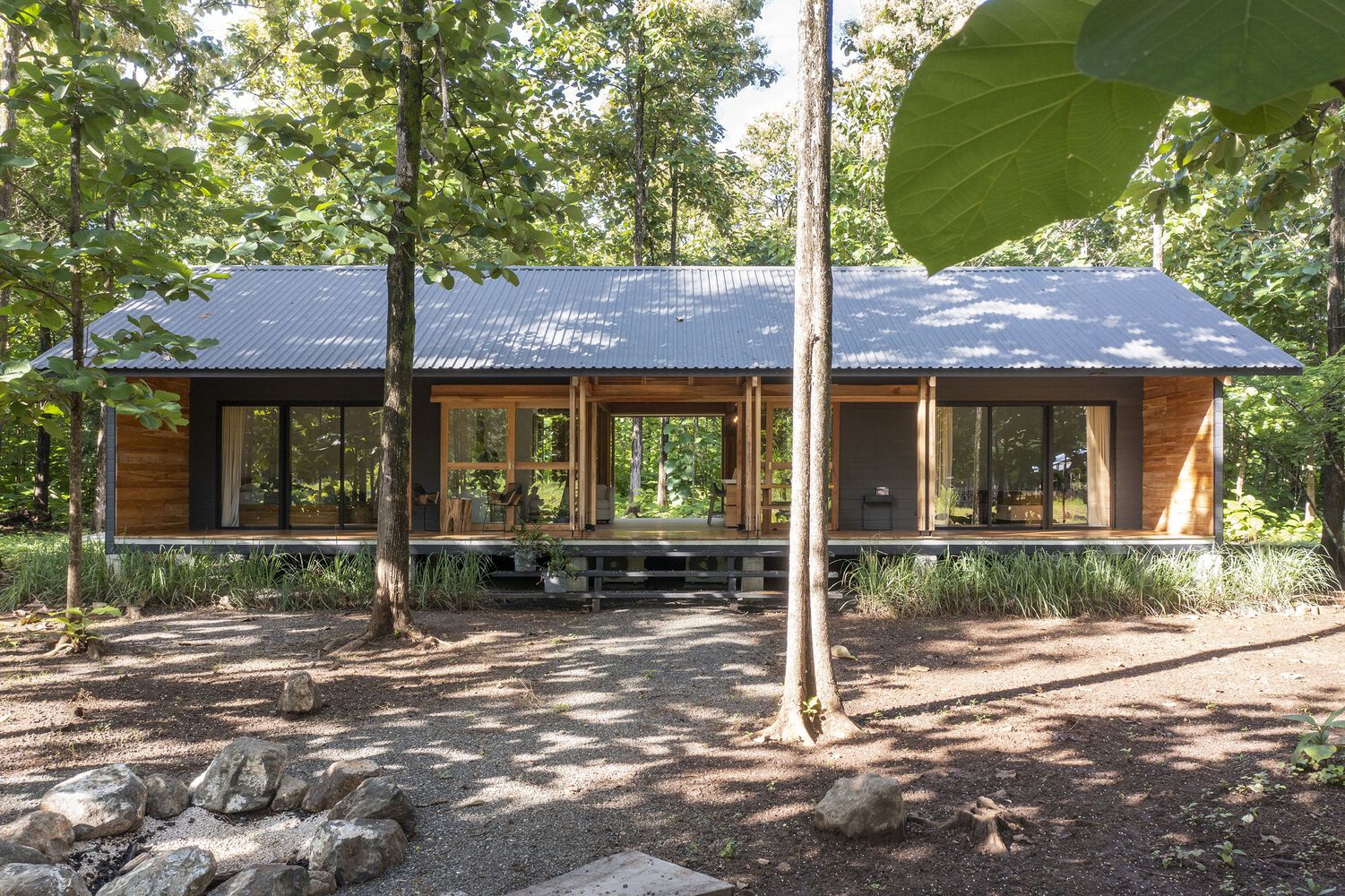 Lee más sobre el artículo Casa entre Tecas: Balance y contrastes de discreta geometría