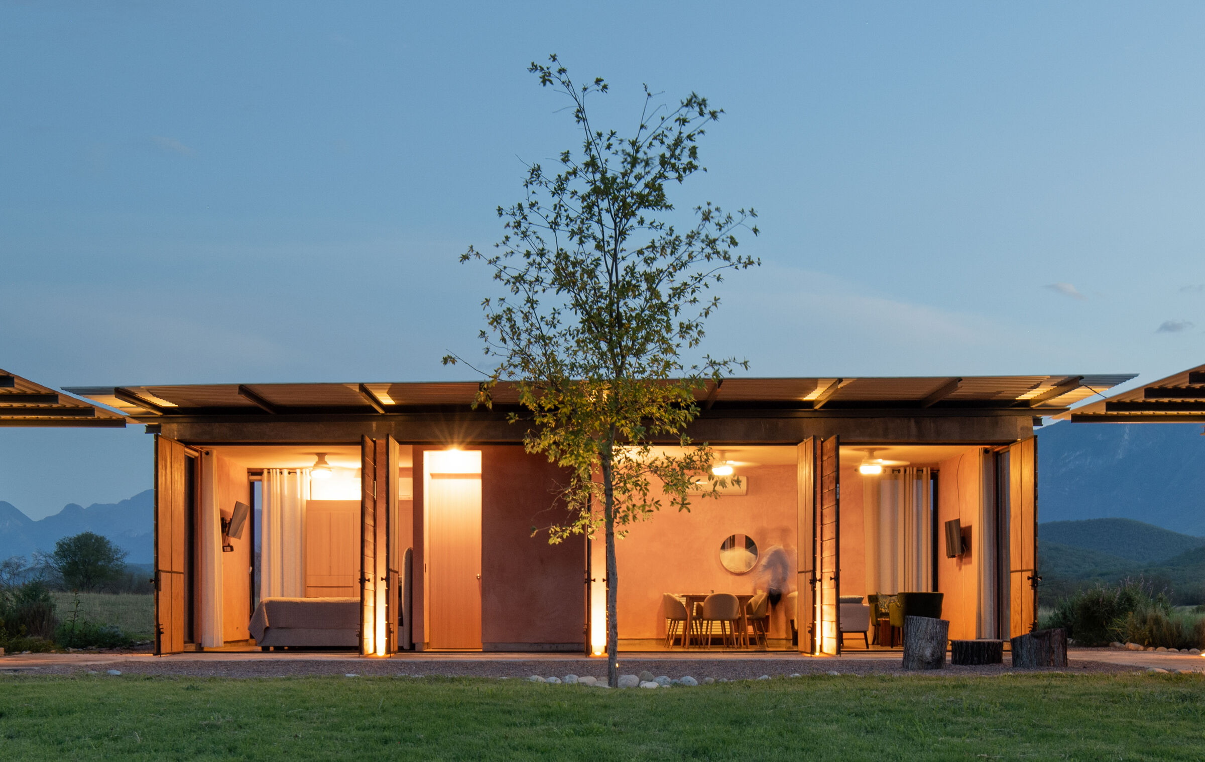 Lee más sobre el artículo Casa Azahares | Hugo Ozuna + Ana Pineda (Acrónimo) | La Cáscara, NL, México