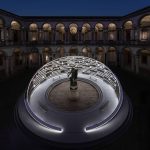 Es Devlin “Library of Light”: Una Escultura Cinética Monumental