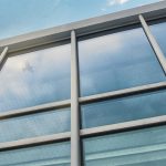 Vidrio BirdSmart™, protege aves y eleva tus fachadas