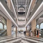 Una villa italiana entre esculturas contemporáneas: diseño comercial por JHA