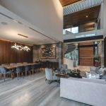 Casa Lago: diseño ecléctico que celebra arte y textura