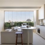 Minimalismo sensorial y precisión espacial en Curitiba