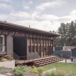 Casa Los Pinos: una estructura de madera inmersa en el paisaje chileno